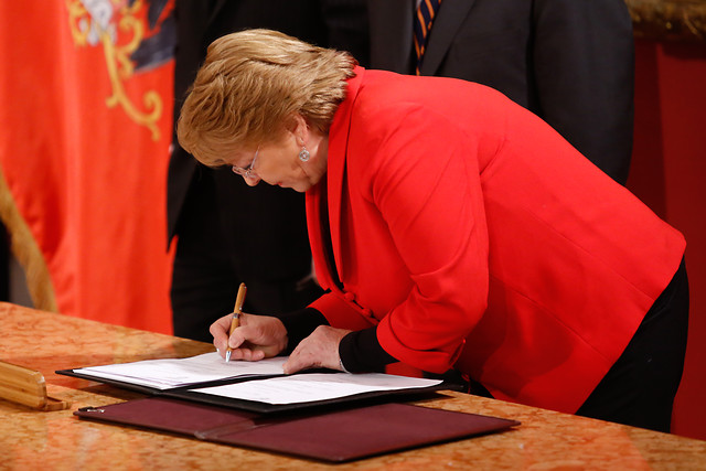 Cambio de elenco por goteo: Bachelet remueve ocho subsecretarios y jefes de servicio Cambio de elenco por goteo: Bachelet remueve ocho subsecretarios y jefes de servicio
