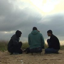[VIDEO VIDA] Solos y en peligro: los niños que están sin su familia en el campamento de refugiados de Calais