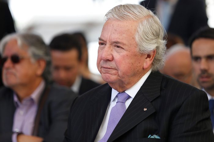 Von Mülenbrock le tira la Constitución de Pinochet y Lagos a Boric y Camila por apoyar huelga de Homecenter Von Mülenbrock le tira la Constitución de Pinochet y Lagos a Boric y Camila por apoyar huelga de Homecenter