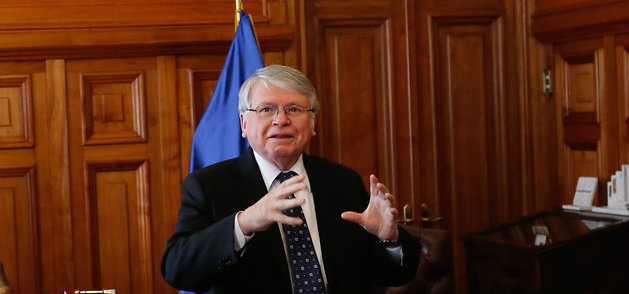 Presidente de la Suprema aplasta a Piñera con la Constitución: dice que es “inconstitucional” expulsar a inmigrantes que delinquen Presidente de la Suprema aplasta a Piñera con la Constitución: dice que es