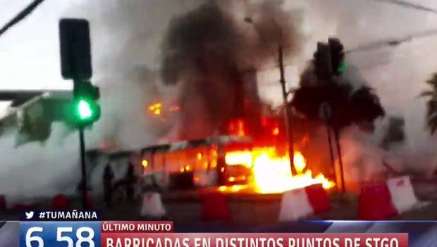Santiago colapsado, tres buses quemados y rutas bloqueadas en inicio del Paro Nacional No + AFP Santiago colapsado, tres buses quemados y rutas bloqueadas en inicio del Paro Nacional No + AFP