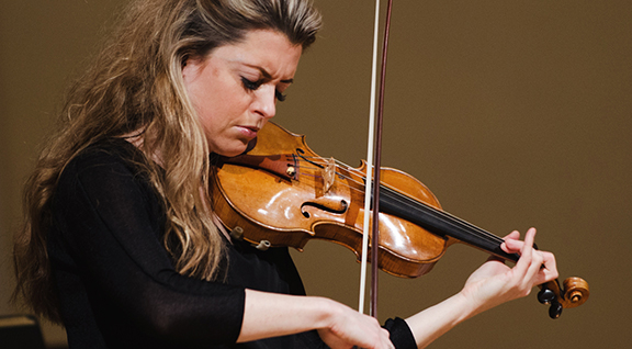 Violinista finlandesa Anna-Liisa Bezrodny en Teatro Universidad de Chile