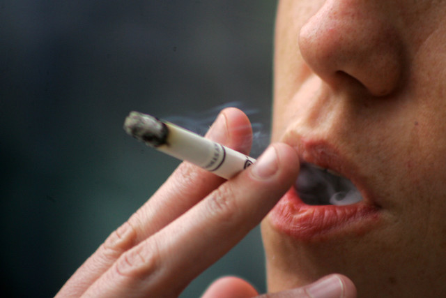 Las Condes prohíbe fumar en sus plazas y fija multas para quienes no cumplan