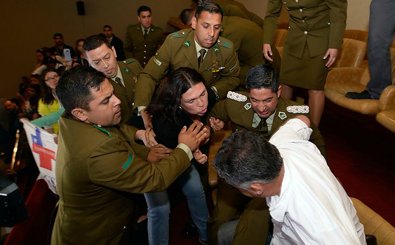 Bárbara Figueroa arremete en contra de Andrade tras violento desalojo en la Cámara: “Esto es un atropello, es indigno” Bárbara Figueroa arremete en contra de Andrade tras violento desalojo en la Cámara: “Esto es un atropello, es indigno”