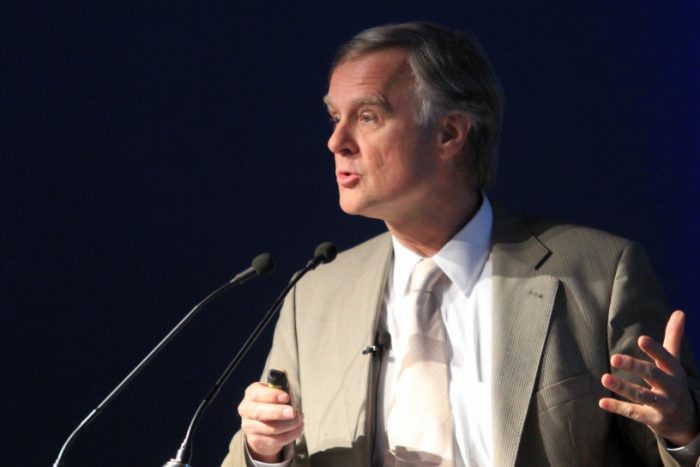 Schmidt-Hebbel apuesta a la superioridad de los doctores en economía Lagos y Piñera: «No veo que un periodista y un ex alcalde de Puente Alto les puedan ganar» Schmidt-Hebbel apuesta a la superioridad de los doctores en economía Lagos y Piñera: