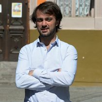 Sharp, los medios y el pensamiento duopólico