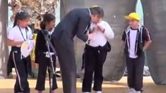 “No se dice ‘ler’, se dice ‘leer'”: la niña que corrigió en público al secretario de Educación de México