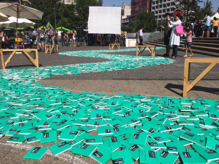 Con río de libros en plena plaza Baquedano se lanza nueva convocatoria de “Santiago en 100 palabras” Con río de libros en plena plaza Baquedano se lanza nueva convocatoria de “Santiago en 100 palabras”
