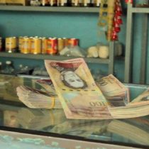[VIDEO] Cómo se vive el cambio de billetes de 100 bolívares en una pequeña tienda de Caracas