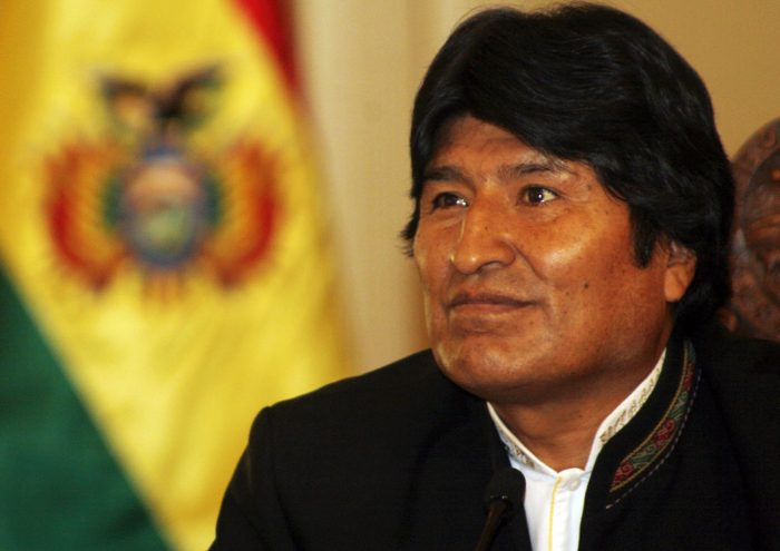 Evo Morales ofrece ayuda a Chile tras terremoto en el sur