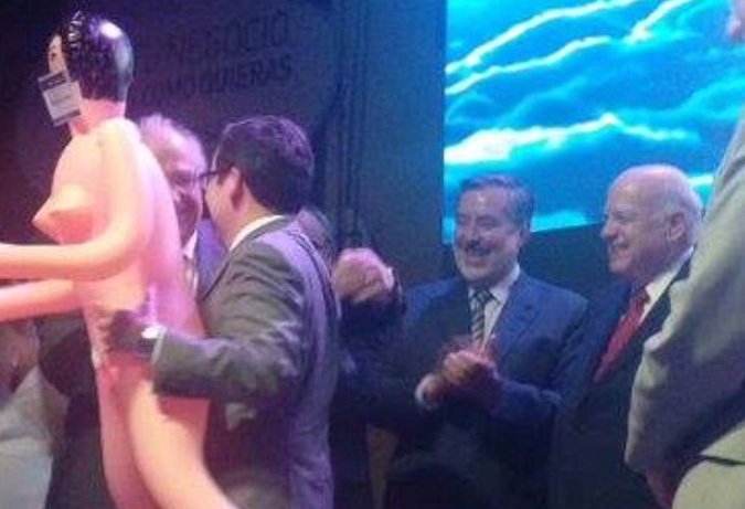 Tuiteros critican a Guillier e Insulza por celebrar polémico regalo de Asexma Tuiteros critican a Guillier e Insulza por celebrar polémico regalo de Asexma