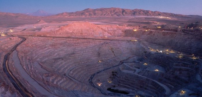 Coletazos de huelga en minera Escondida: mercado de cobre puede entrar en déficit al amenazarse oferta