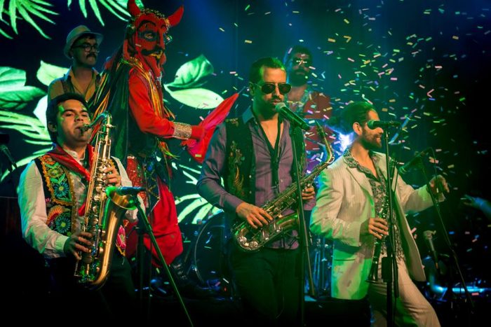 Banda Conmoción celebró su 15 años reforzando la identidad latinoamericana Banda Conmoción celebró su 15 años reforzando la identidad latinoamericana