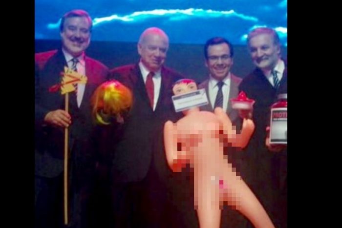 La muñeca inflable de Fantuzzi da la vuelta al mundo La muñeca inflable de Fantuzzi da la vuelta al mundo