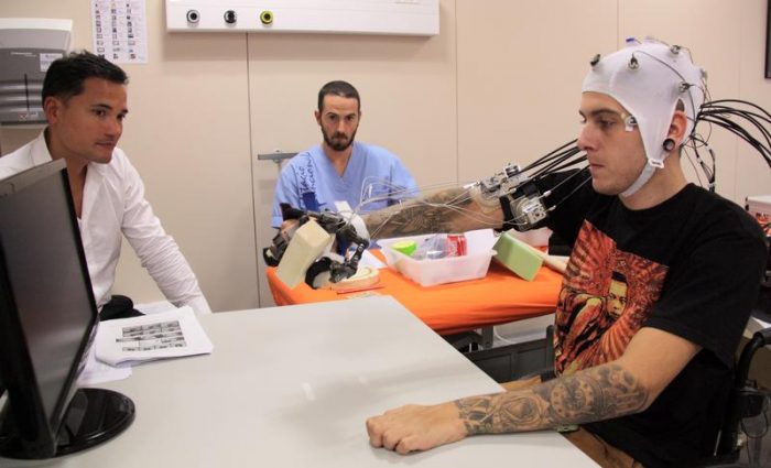 Investigadores alemanes presentan mano robótica para personas parapléjicas Investigadores alemanes presentan mano robótica para personas parapléjicas