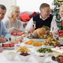 4 consejos para evitar intoxicaciones en las cenas de Navidad y Año Nuevo