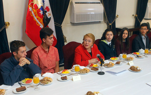 Bachelet desayunó junto a los puntajes nacionales Bachelet desayunó junto a los puntajes nacionales
