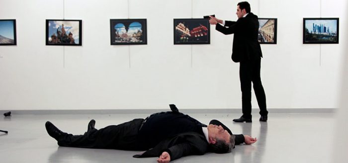 Agente que mató al embajador ruso en Turquía había sido suspendido por golpista y luego readmitido