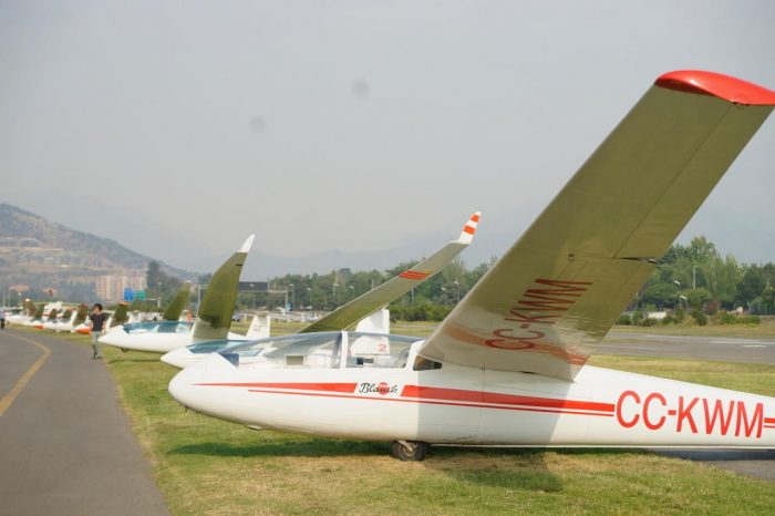 Con acrobacias aéreas el Club de Planeadores de Vitacura celebró sus 70 años