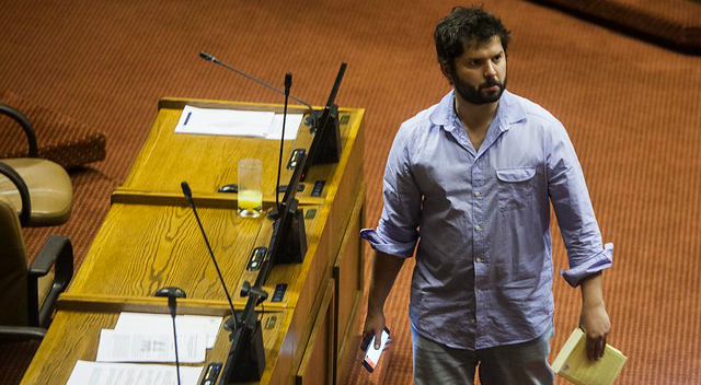 Boric manda a «la cresta» a ministro Campos por desafortunada comparación de centro del Sename donde murió Lissette Villa Boric manda a