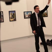 La policía turca mata al pistolero que disparó contra el embajador ruso en Ankara