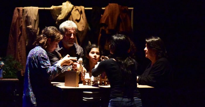 Los nudos humanos de Ensayos de una familia de provincia, la nueva obra de Barrales en el Teatro del Maule Los nudos humanos de Ensayos de una familia de provincia, la nueva obra de Barrales en el Teatro del Maule