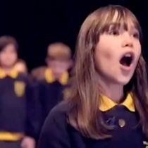 [VIDEO] La sorprendente voz de una niña con autismo que conmueve cantando el Aleluya de Leonard Cohen