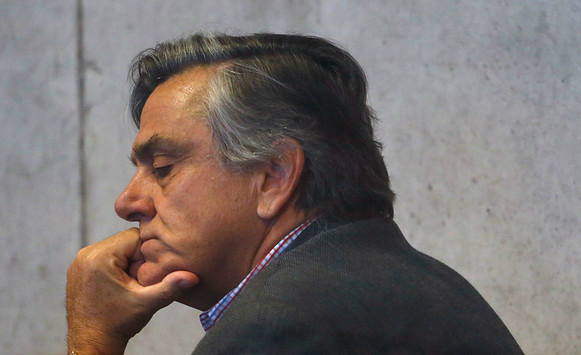 Caso SQM: Juzgado de Garantía revierte arresto domiciliario de Longueira y queda con firma quincenal Caso SQM: Juzgado de Garantía revierte arresto domiciliario de Longueira y queda con firma quincenal