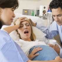 Las verdaderas razones por las que el parto humano es tan doloroso y peligroso