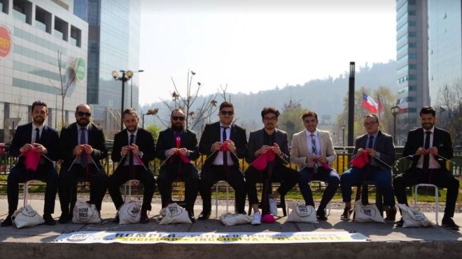 Hombres Tejedores: el grupo chileno que desafía prejuicios con agujas e hilo