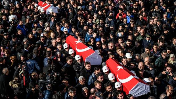 Aumentan a 38 los fallecidos por el doble atentado de Estambul Aumentan a 38 los fallecidos por el doble atentado de Estambul