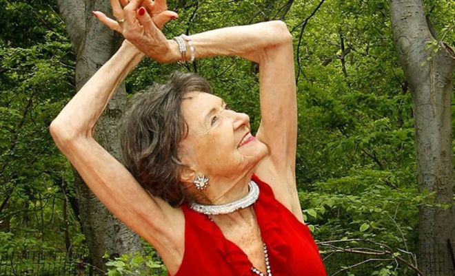 Los secretos de Täo Porchon-Lynch, de 98 años, la profesora de yoga más vieja del mundo