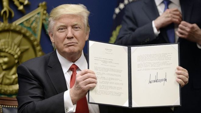 Donald Trump firma una orden ejecutiva que suspende la entrada a EE.UU. de refugiados Donald Trump firma una orden ejecutiva que suspende la entrada a EE.UU. de refugiados