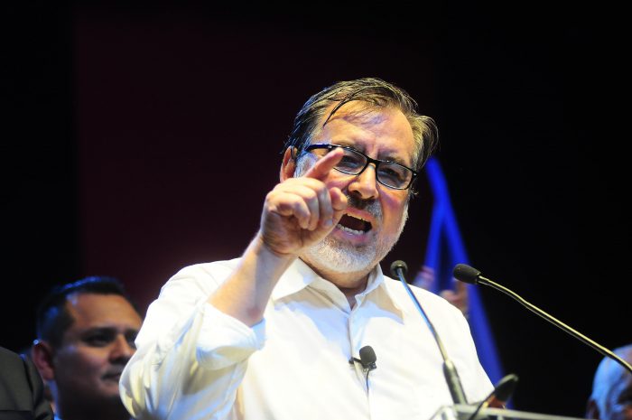 Guillier apunta al “gobierno bursátil de Piñera” y se viste con todos los referentes de la centro izquierda: desde el Cardenal Silva a Radomiro Tomic Guillier apunta al “gobierno bursátil de Piñera” y se viste con todos los referentes de la centro izquierda: desde el Cardenal Silva a Radomiro Tomic