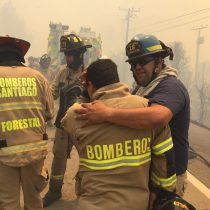 Muere un bombero combatiendo el incendio en Constitución y Bachelet no descarta intencionalidad en origen del fuego
