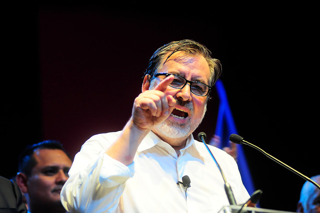 Guillier propone aplazar proyecto de nueva Constitución para el próximo gobierno Guillier propone aplazar proyecto de nueva Constitución para el próximo gobierno