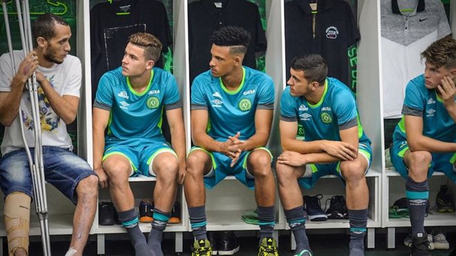 Chapecoense, el equipo brasileño que perdió 19 jugadores en un accidente de avión en Colombia, presentó a sus nuevos jugadores