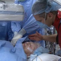 Médicos operan a una mujer de 104 años del corazón con anestesia local