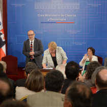Bachelet firma el proyecto que crea el Ministerio de Ciencia y Tecnología entre vítores y críticas