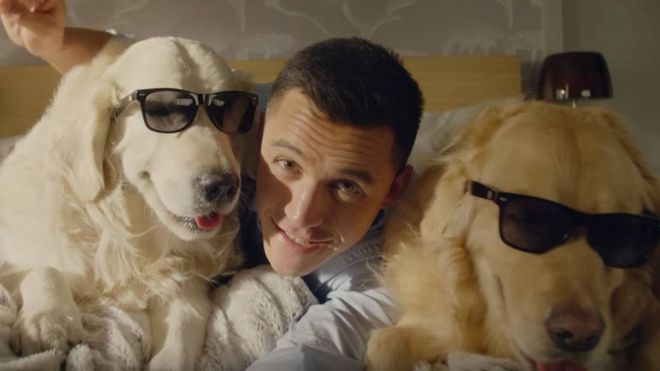La adorable relación de Alexis Sánchez con sus mascotas Atom y Humber que contagia a los aficionados del Arsenal La adorable relación de Alexis Sánchez con sus mascotas Atom y Humber que contagia a los aficionados del Arsenal