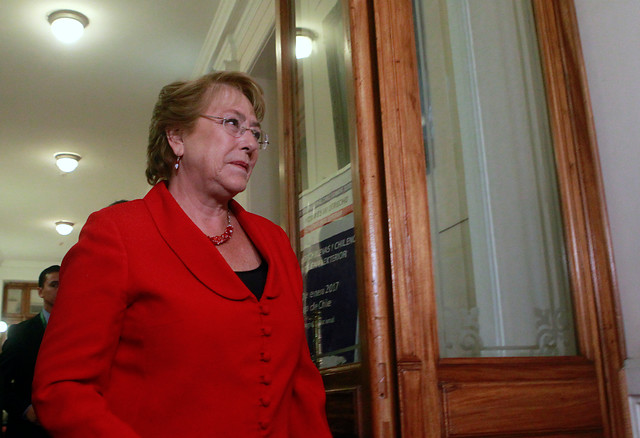 Adimark: Incendios y Javiera Blanco impactan negativamente en aprobación de Bachelet Adimark: Incendios y Javiera Blanco impactan negativamente en aprobación de Bachelet