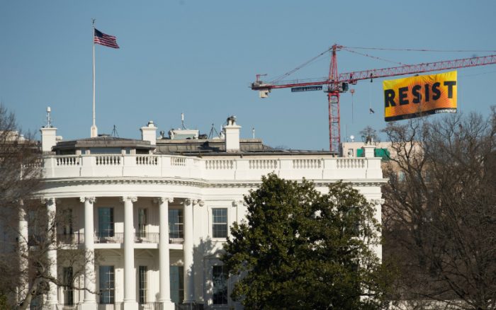 [FOTOS] Greenpeace desafía a Trump y despliega bandera de 