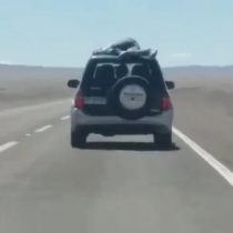 [VIDEO] El misterioso hombre que viaja arriba del techo de un jeep