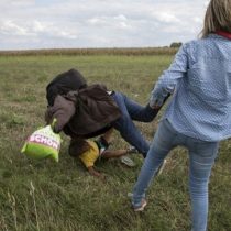 Tres años de libertad condicional a periodista húngara que pateó refugiados