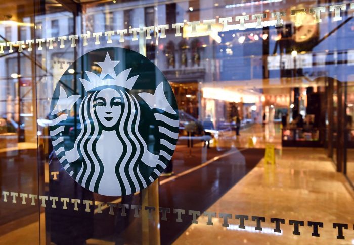 Starbucks le hace la cruz a Trump y prevé contratar 10.000 refugiados tras orden del presidente de EE.UU.