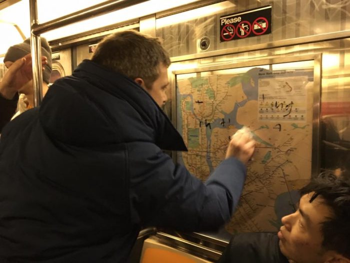Metro de Nueva York amanece lleno de suásticas y pasajeros las borran con alcohol gel Metro de Nueva York amanece lleno de suásticas y pasajeros las borran con alcohol gel
