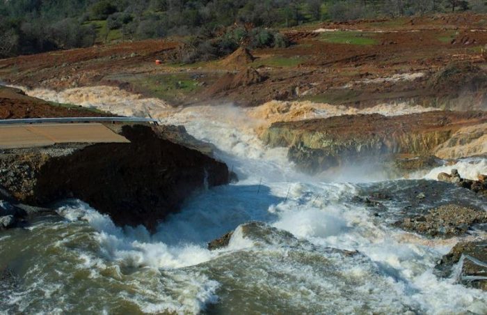 Casi 200.000 evacuados en California por daños en la presa Oroville Casi 200.000 evacuados en California por daños en la presa Oroville