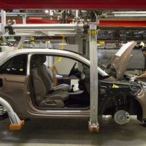 Propietario de Peugeot estudia compra de división europea de General Motors
