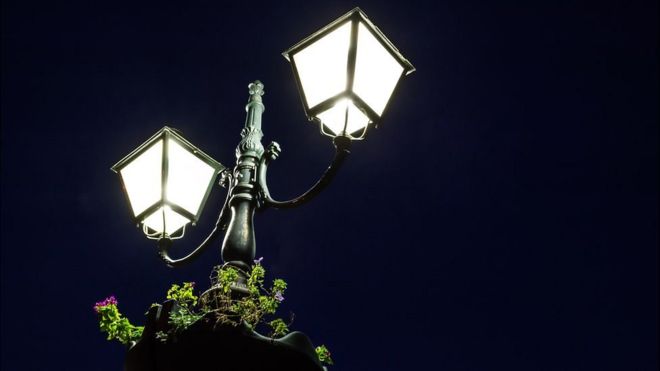 Por qué la dramática caída del costo de la luz es importante Por qué la dramática caída del costo de la luz es importante