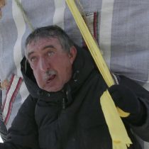 [VIDEO] Con cientos de kilos a la espalda y entre la nieve: la dura vida de los contrabandistas kurdos en Irán